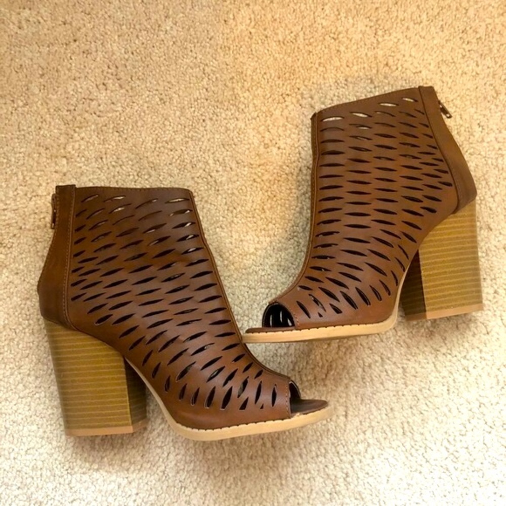 ⭐️QUPID⭐️ OPEN TOE BOOTIES | Size 6